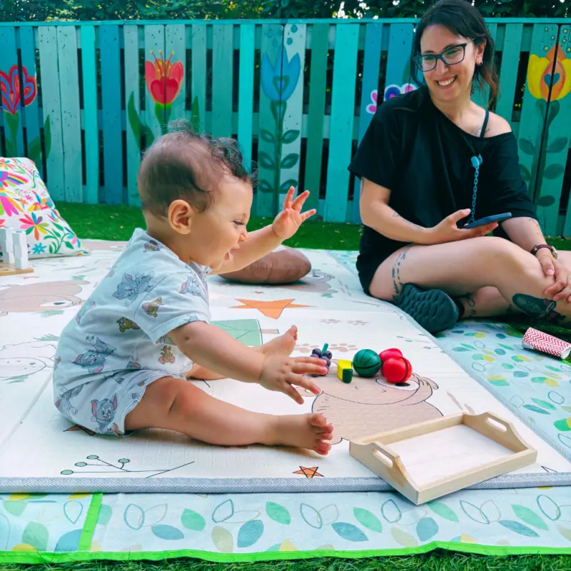 Bambini 0-3 anni durante un'attività Montessori nel Bosco della Creatività a Novara