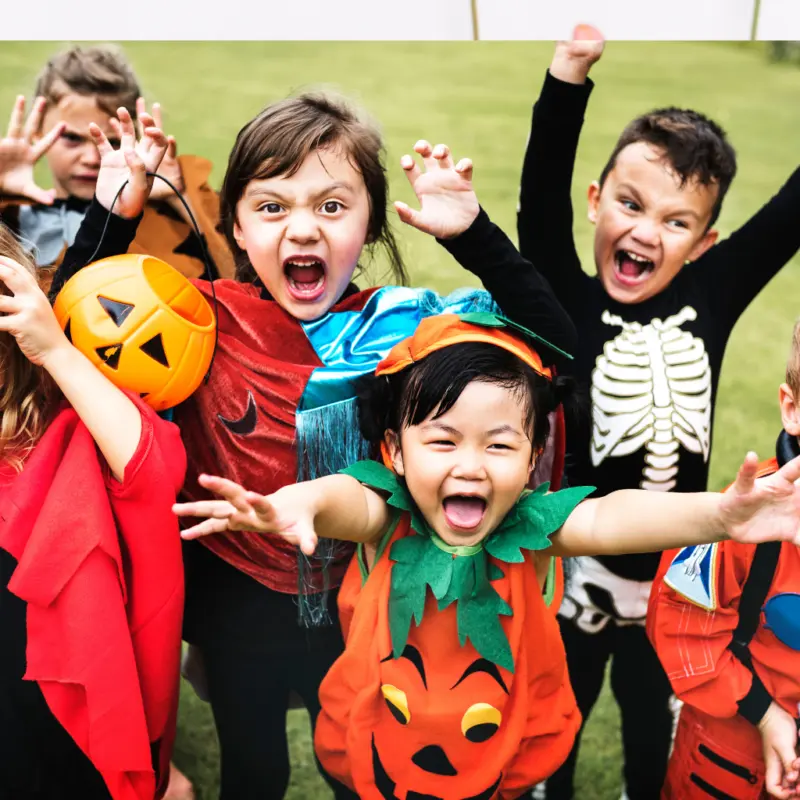 Bambini in costume alla festa di Halloween nel Bosco della Creatività