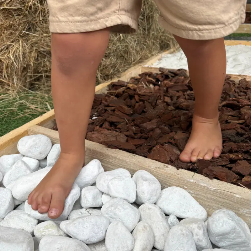 Bambino sul percorso sensoriale di Primi Passi nel Bosco a Novara